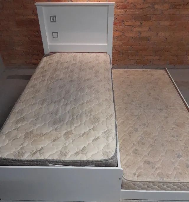 Cama solteiro, com cama auxiliar e colchões 