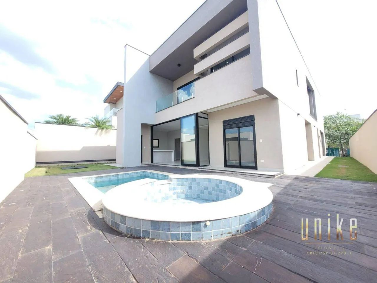 Casa pronta no Condomínio Alphaville com 4 suítes