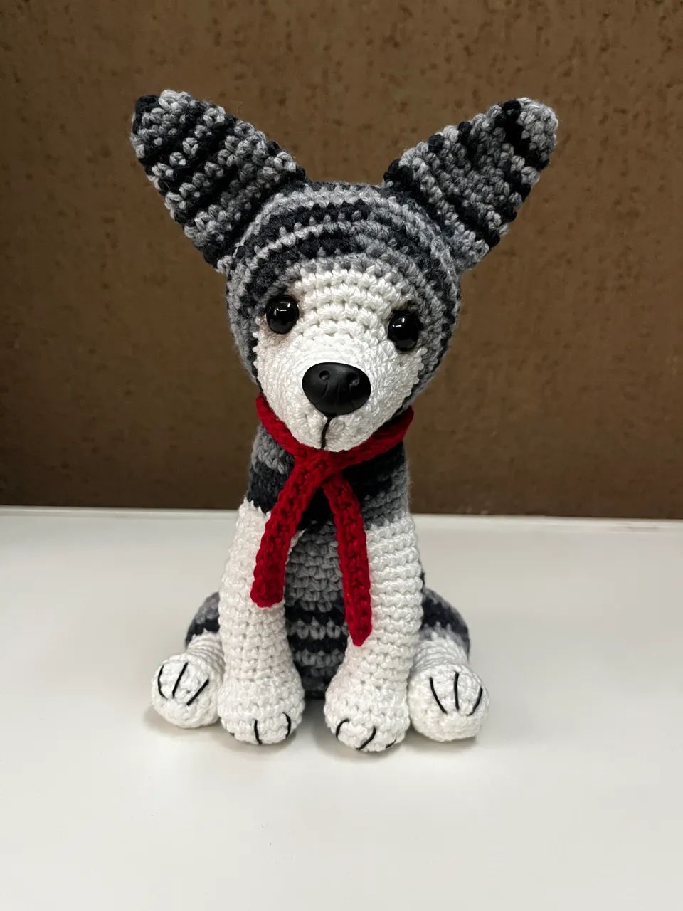 Cachorrinho Pinscher Cinza Branco em Crochê Amigurumi Pelúcia