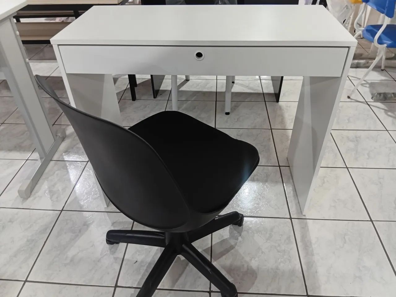 Escrivaninha e cadeira giratória 