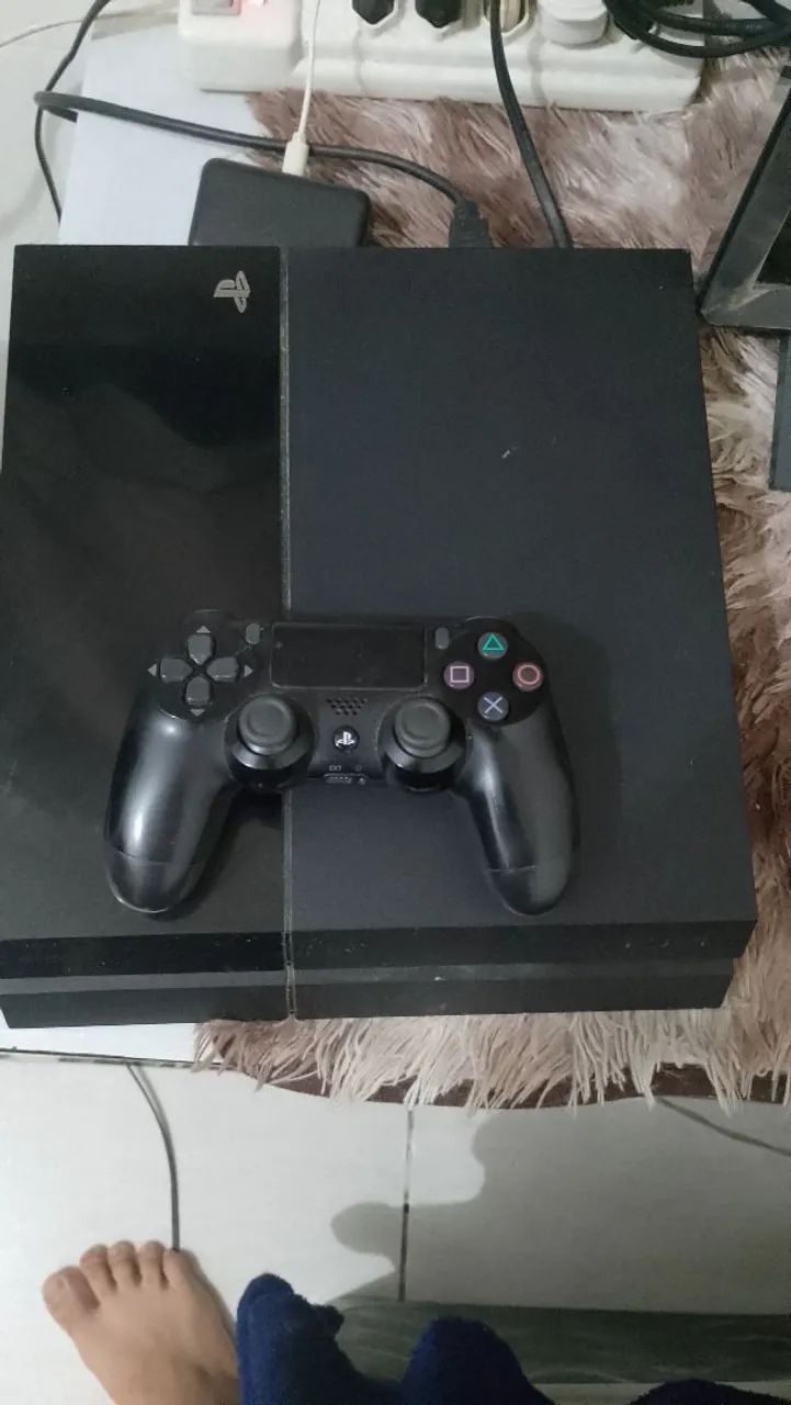 Vendo PS4 com 7 jogos