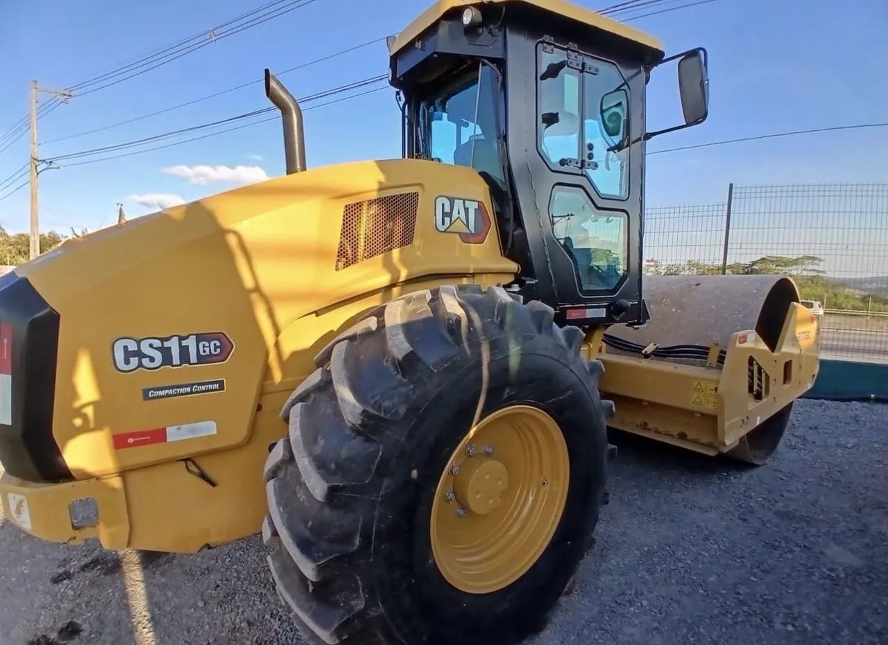 Rolo Compactador Caterpillar CS11 GC ano 2023, com Kit Pata / Liso e 1.880 horas, em SP