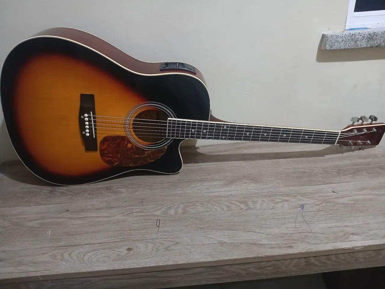 Vendo um violão e uma caixa...