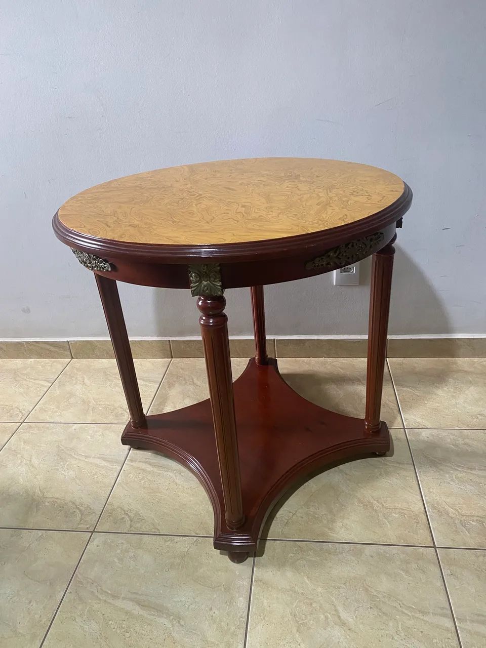 Mesa de canto em madeira nobre 