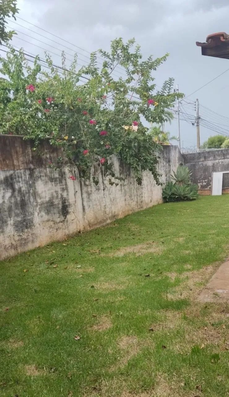 Sobrado 5 quartos com quintal grande - Próximo à Praça da Bíblia - * - Foto 2