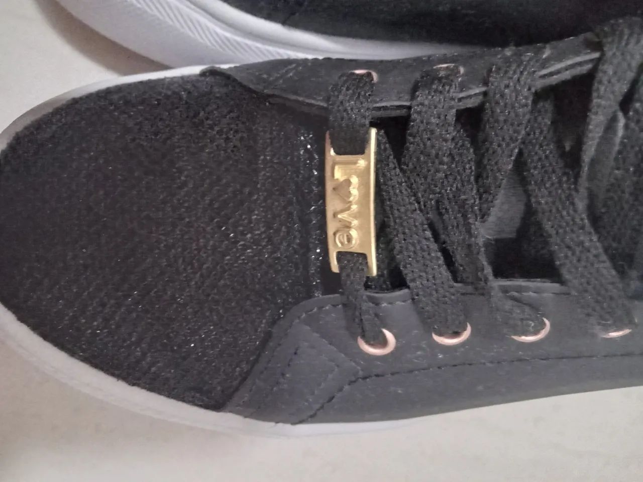Tenis preto com brilho e aplique no cadarso - Foto 3
