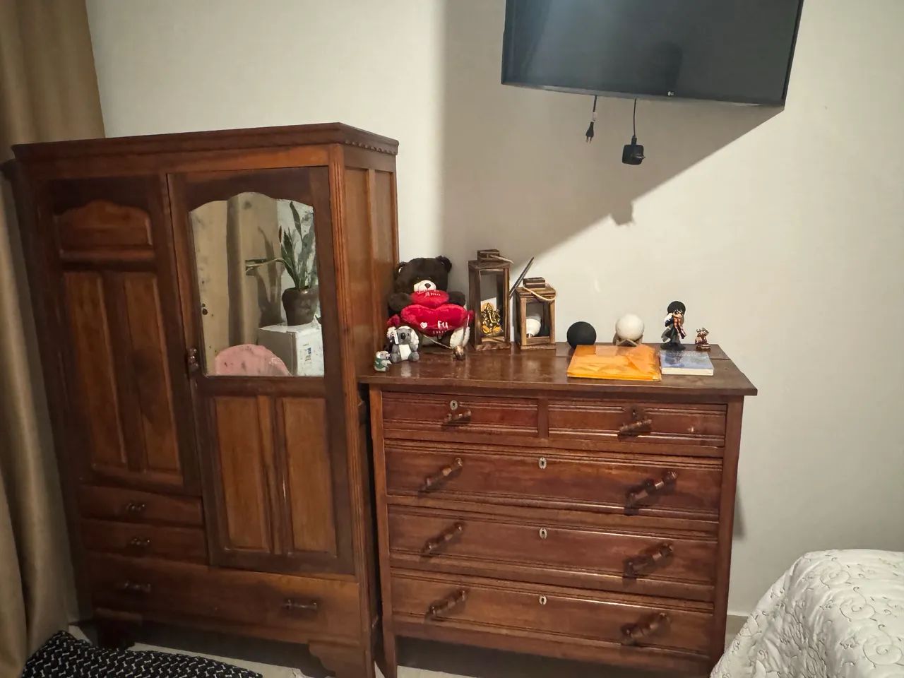 Guarda-roupa e cômoda 