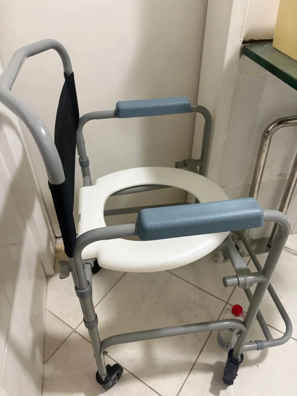 Cadeira de rodas para banho  - Foto 4