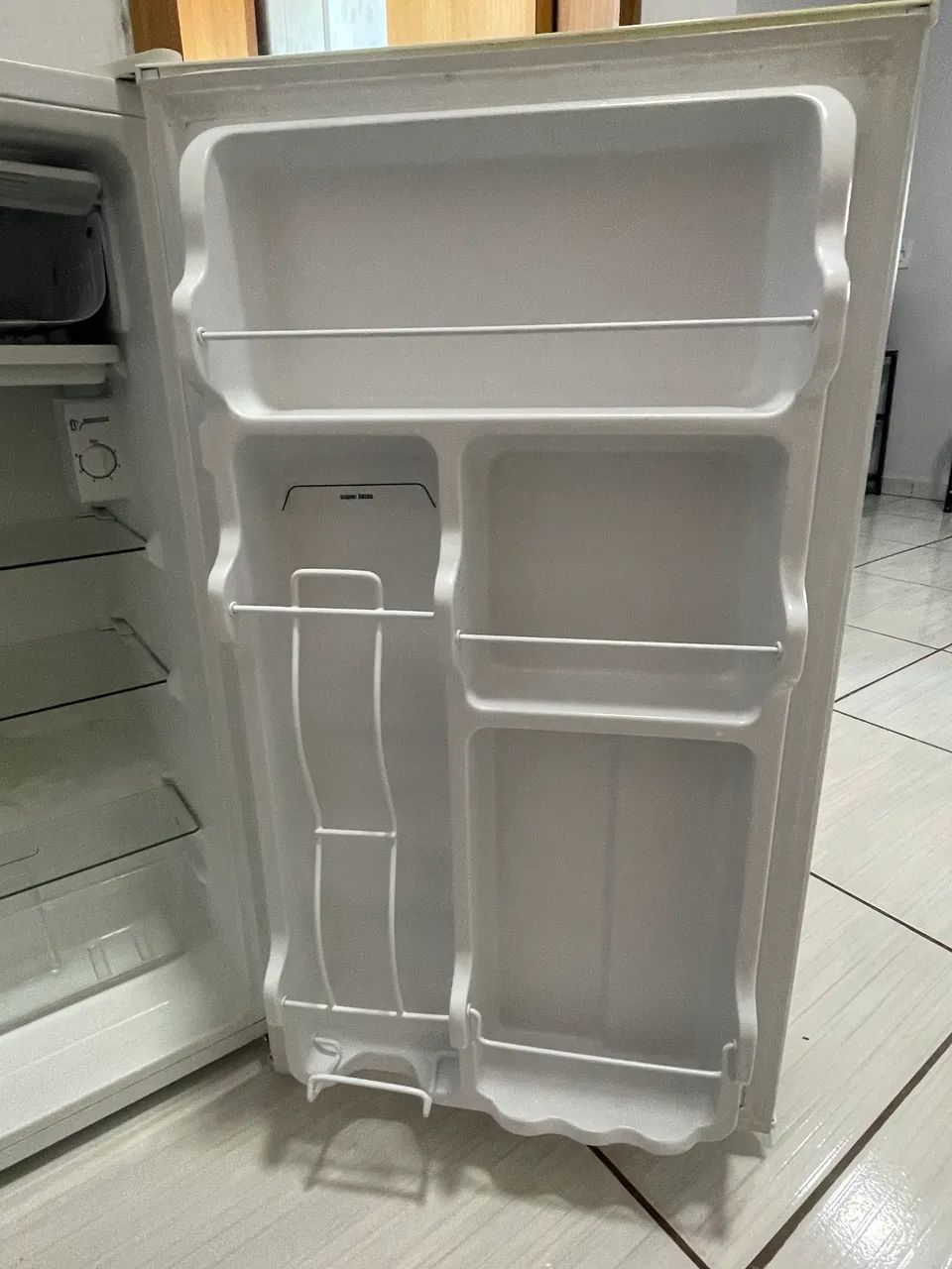 Frigobar Midea 93L - 220v - Foto 2