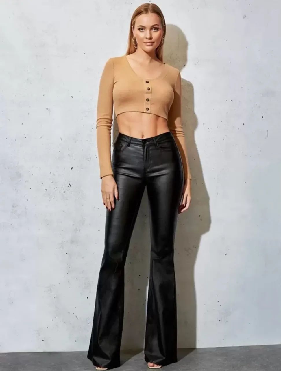 Calça Flare de Couro Pu tamanho M. Com elastano. - Foto 4