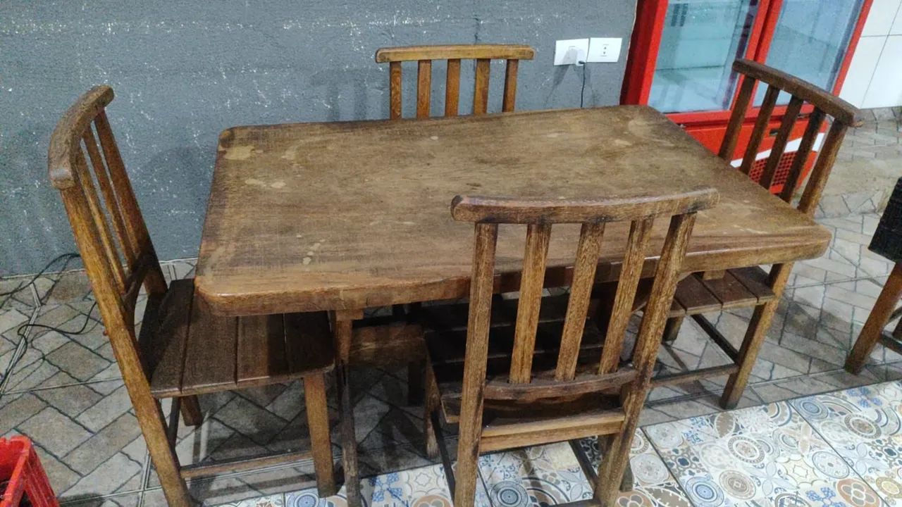 Mesa de madeira pra restaurante .