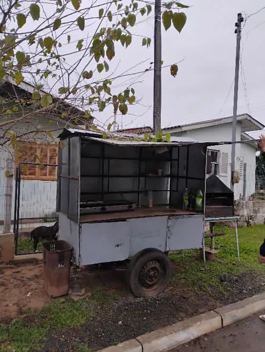Trailer de churrasquinho e lanches 