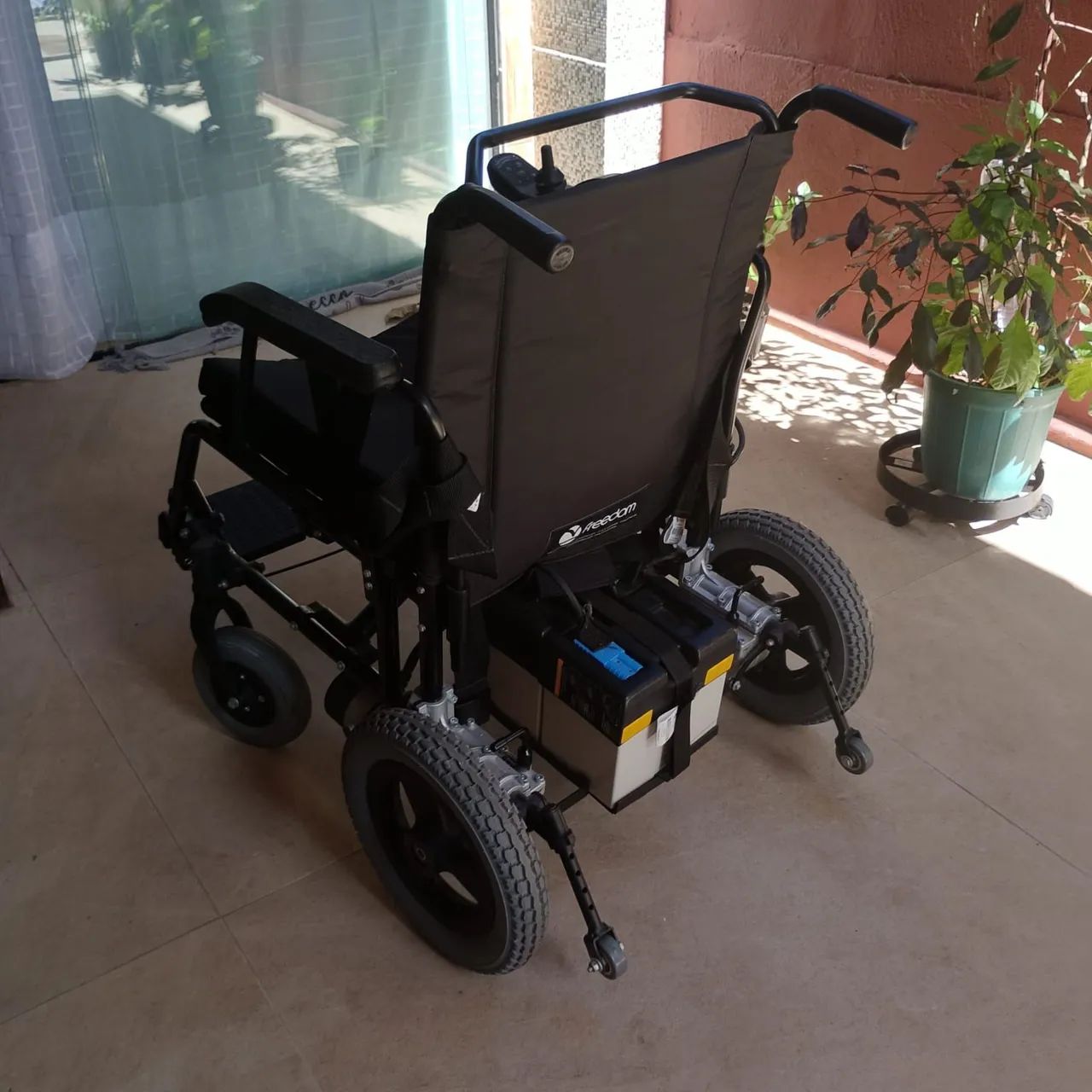 Cadeira de rodas motorizada  - Foto 4