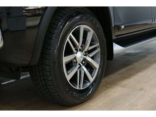TOYOTA HILUX SW4 2.8 SRX 4X4 7 LUGARES 2019 - Foto 13