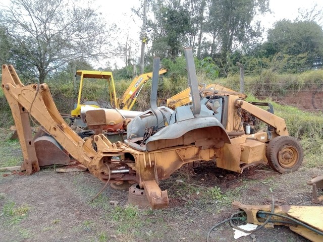 Retroescavadeira case em peças - Foto 2