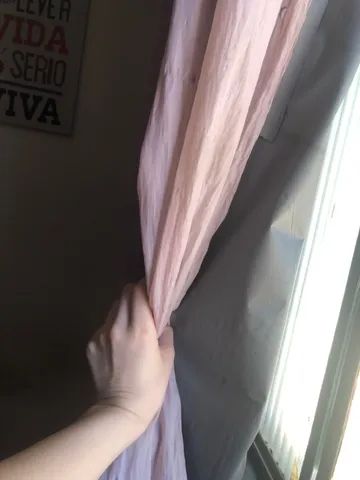 Cortina rosa com varão branco - Foto 2