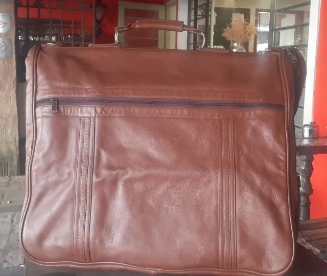 Porta terno, em couro natural, de fabricação amaericana