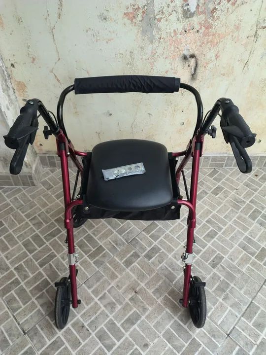 Andador 4 rodas semi-novo  - Foto 5