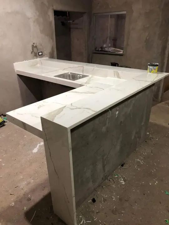 Pia de cozinha em porcelanato.