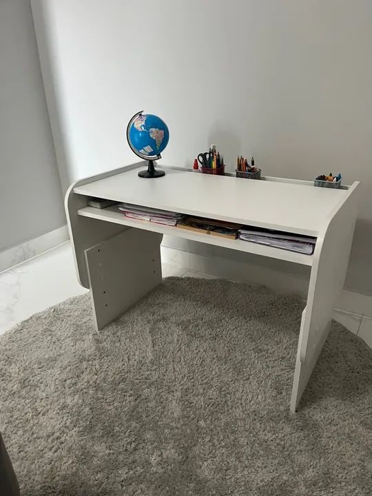 Mesa Infantil Branca com Prateleiras - Ótima para Estudar! - Foto 3