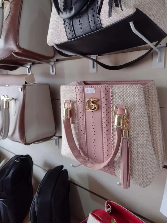 Bolsa de Ombro Bege e Rosa com Detalhes em Dourado