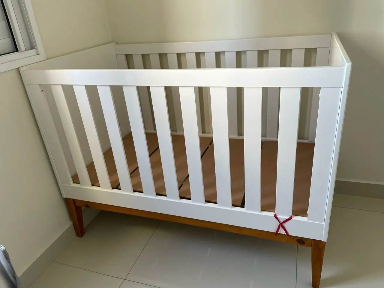 Berço Branco de Madeira com Design Moderno