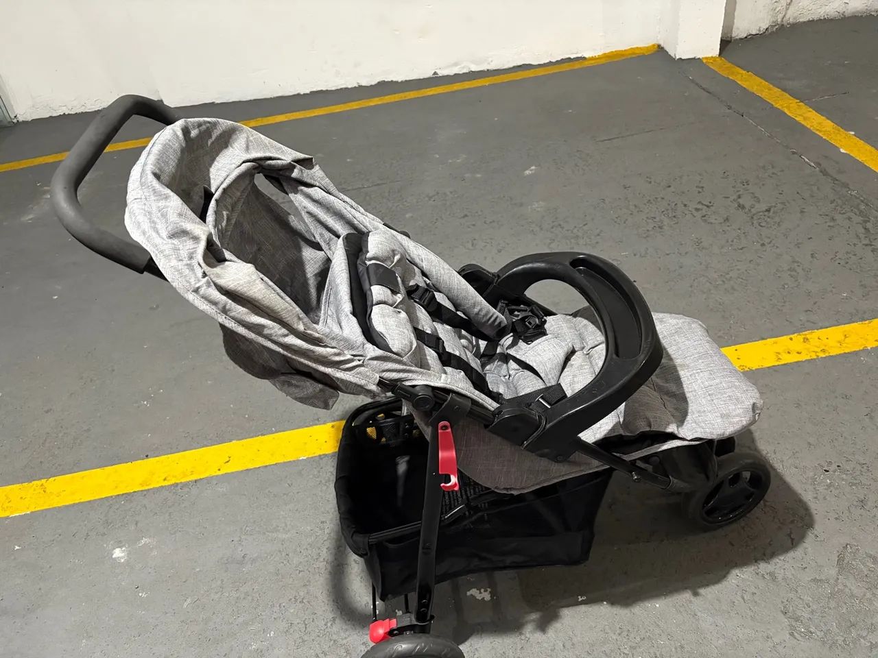 Carrinho de bebê leve e prático