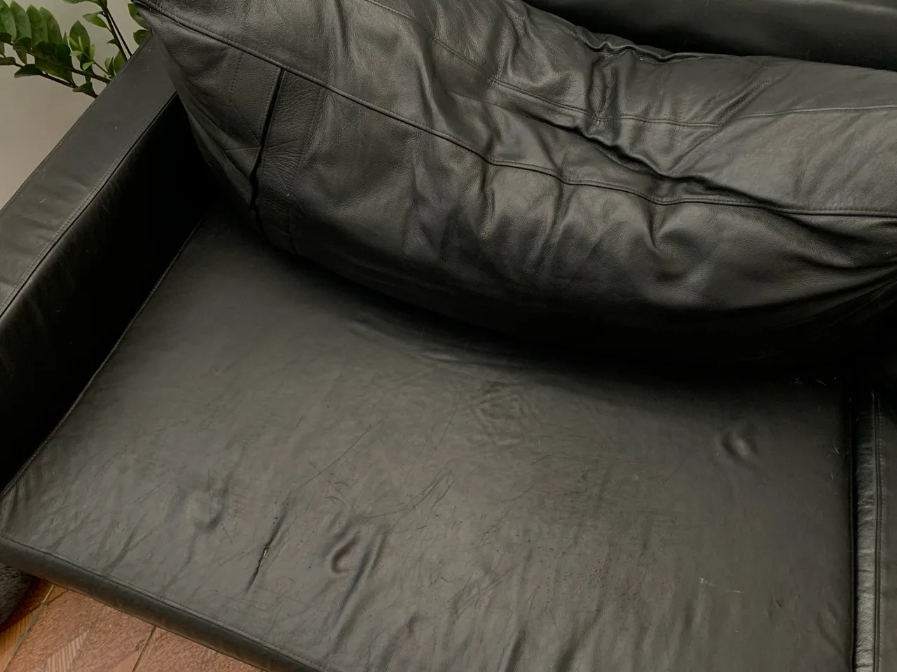 Sofá de Couro Preto Elegante