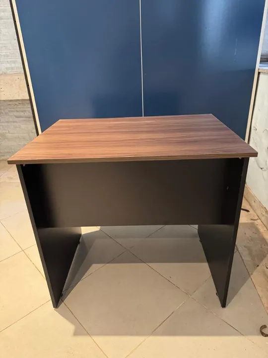 Mesa de Escritório em Madeira - Moderna e Resistente