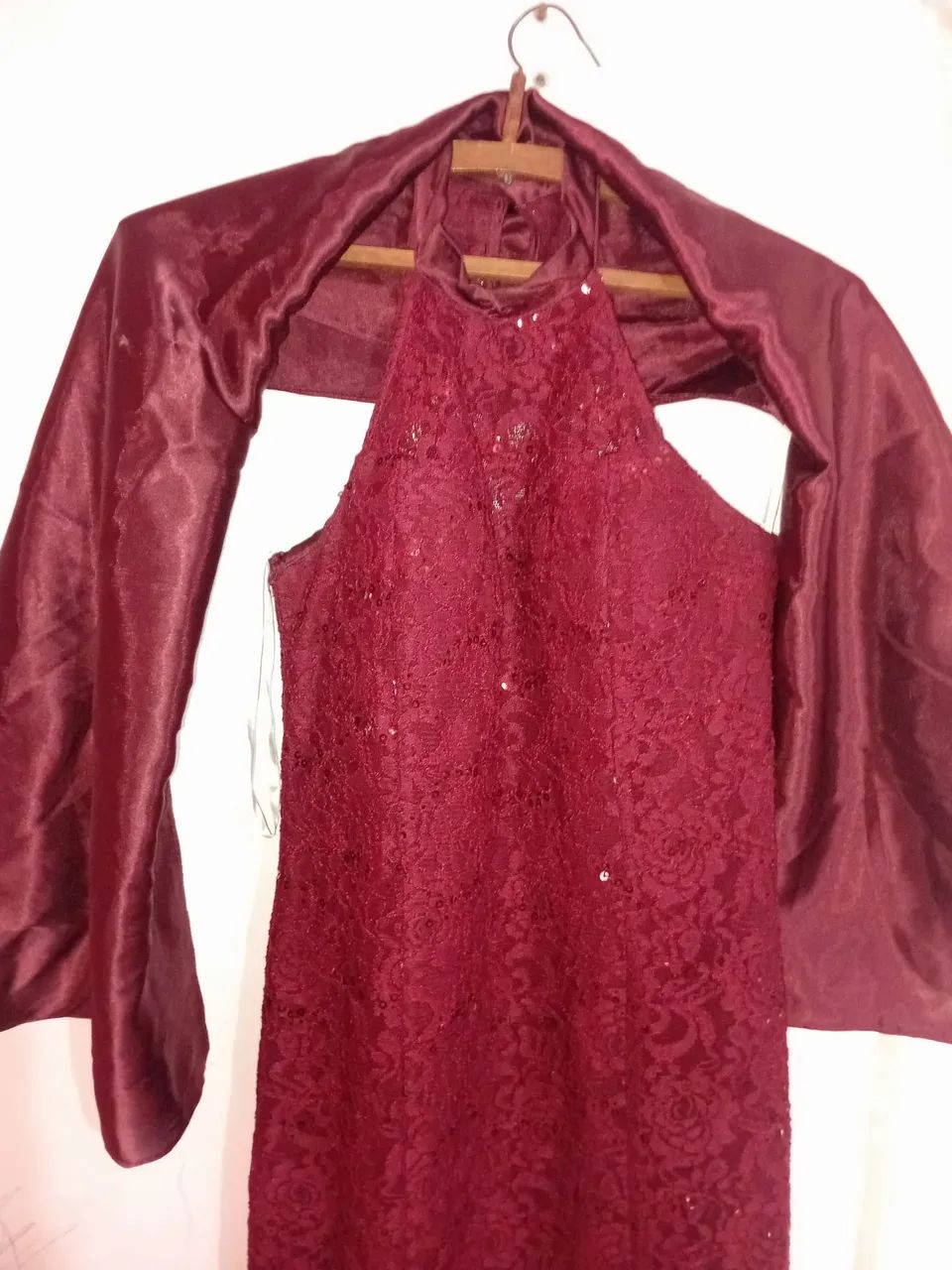 Vestido de festa bordô com echarpe