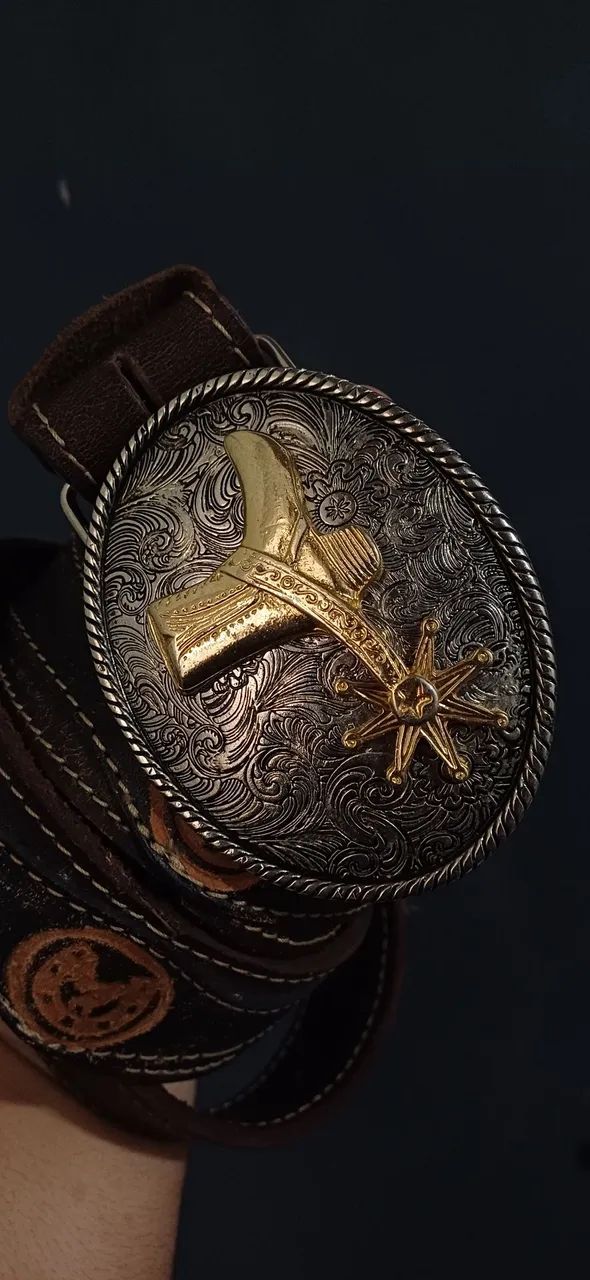 Cinto artesanal de Couro com Fivela Cowboy