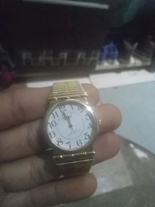 Relógio de pulso dourado feminino