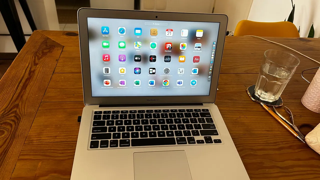 Apple MacBook Air with Intel Core i5, 1.6GHz, (13-inch, 4GB