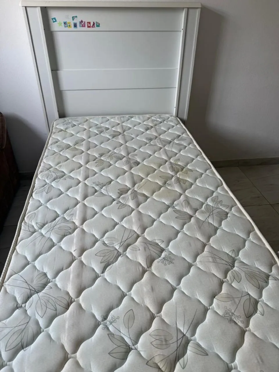 Cama com colchão solteiro.