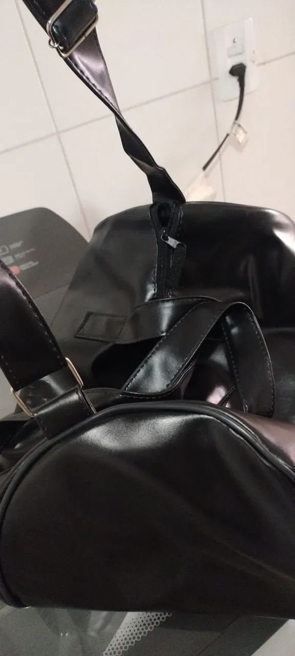 Vendo uma bolsa de couro preta pra homem  - Foto 2