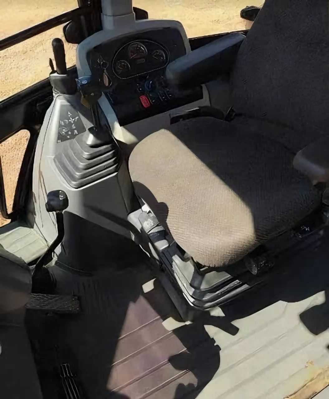 RETROESCAVADEIRA CATERPILLAR MODELO 416F2 4X4 ANO 2017 - Foto 5