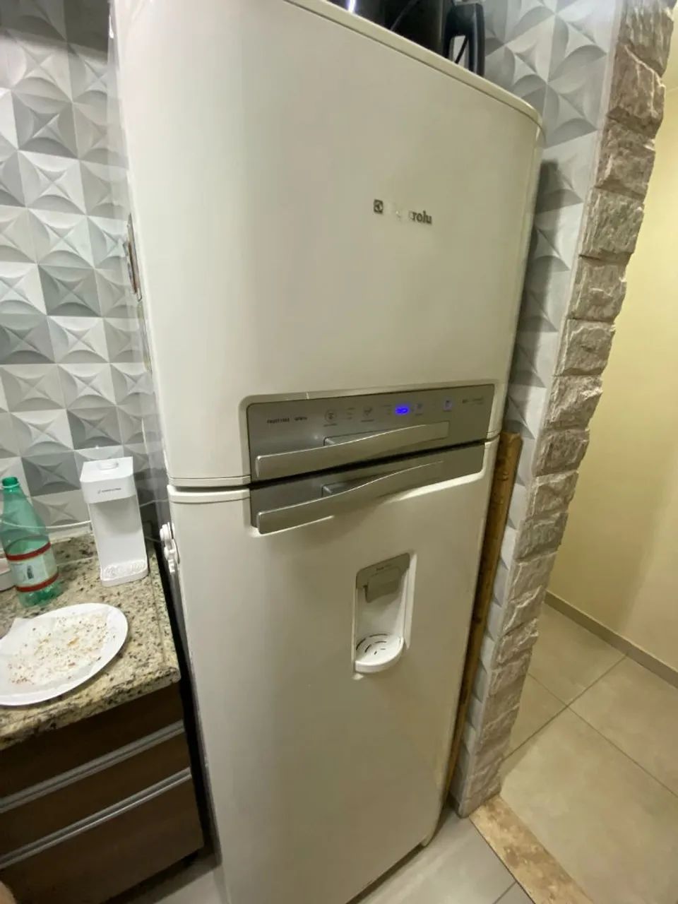 Geladeira Duplex Electrolux com Dispenser de Água