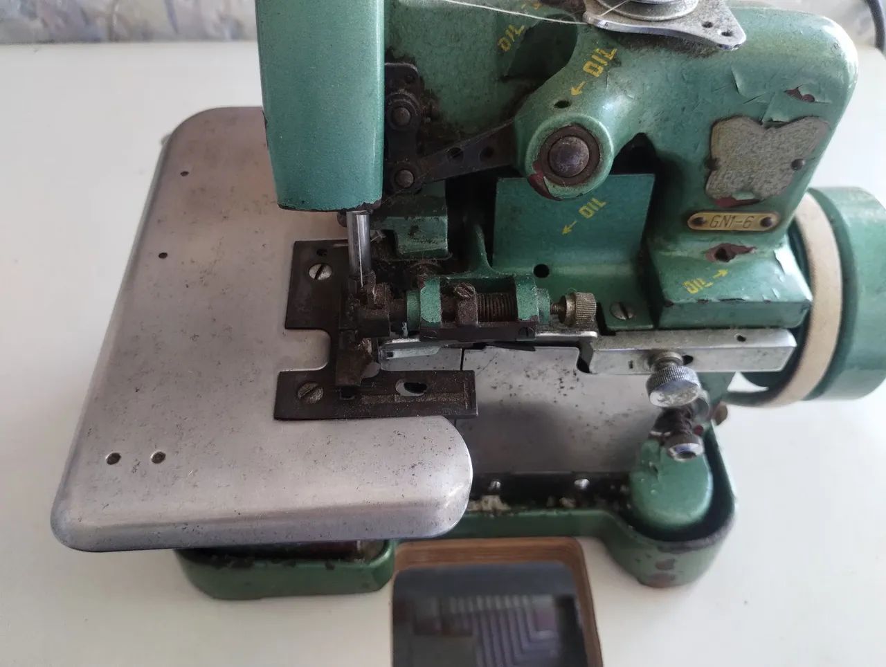 Marquinha de costura overloque em bom estado 