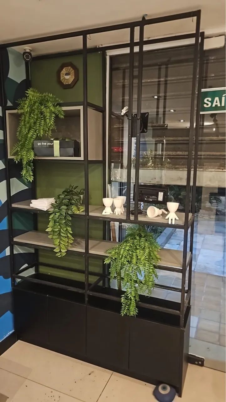 Estante de Parede Preto com Design Moderno