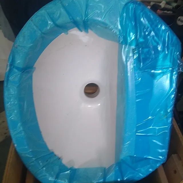 Pia de banheiro branca