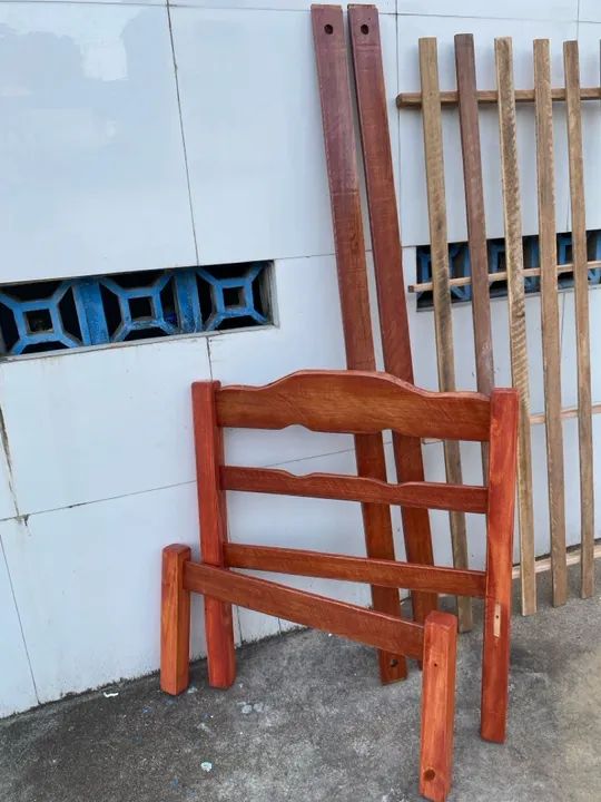 Cama de solteiro envernizada, 100% madeira 