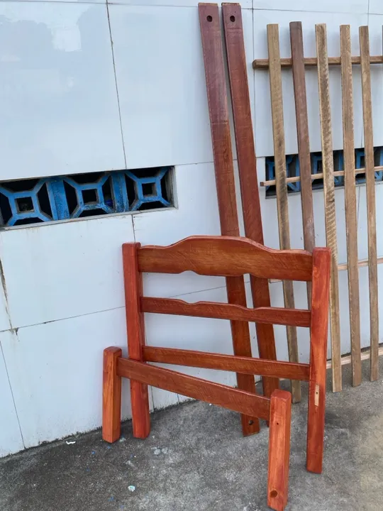 Cama de solteiro envernizada, 100% madeira