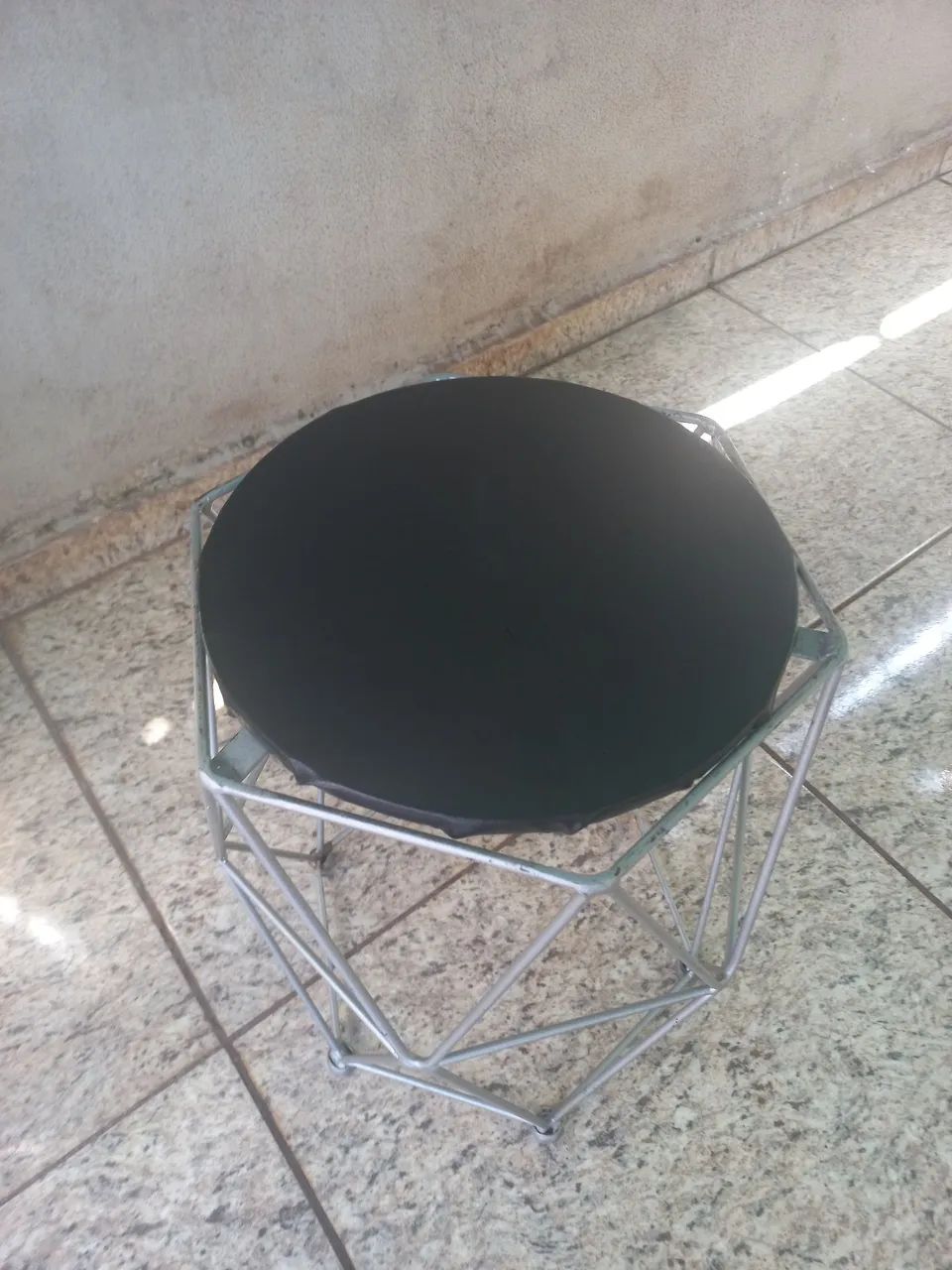 Puff de ferro com assento estofado - Foto 2