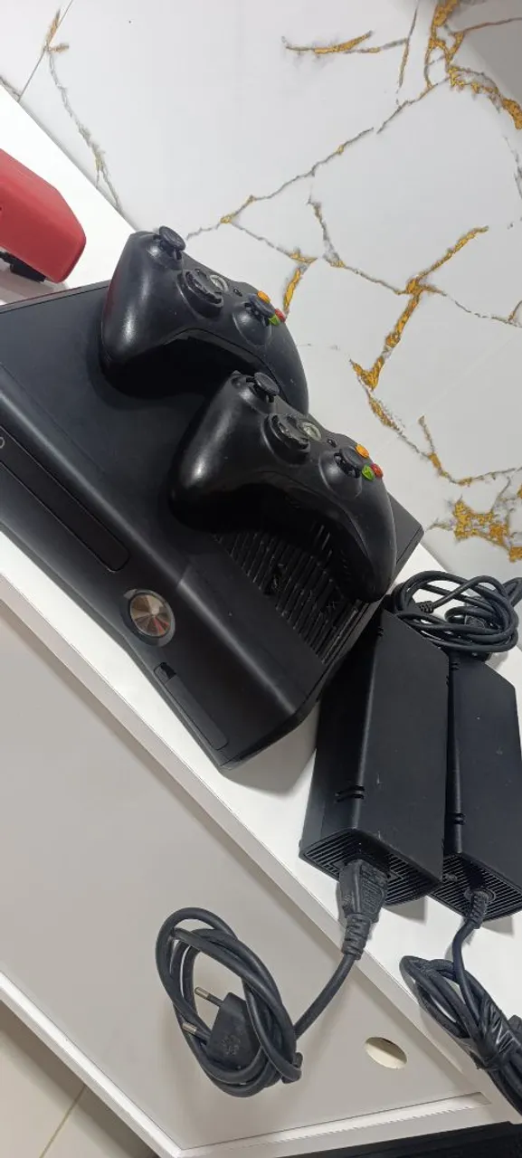 Xbox 360 com 2 Controles e Fontes