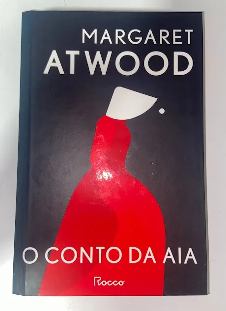 Livro "O Conto da Aia" em capa dura com brindes da editora Rocco