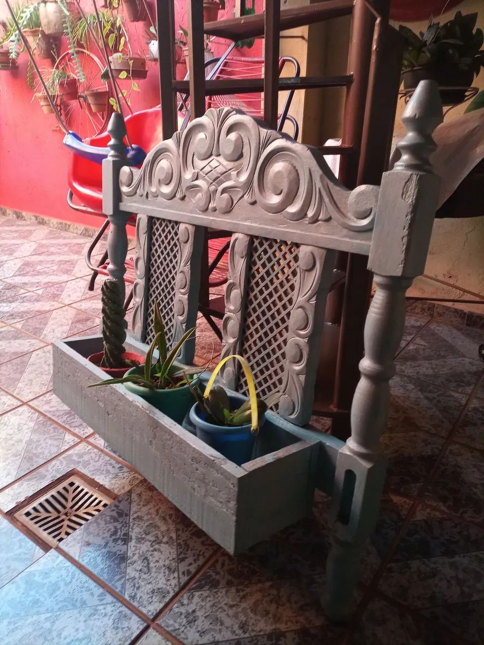 Jardineira Decorativa Vintage com Detalhes Entalhados - Foto 4