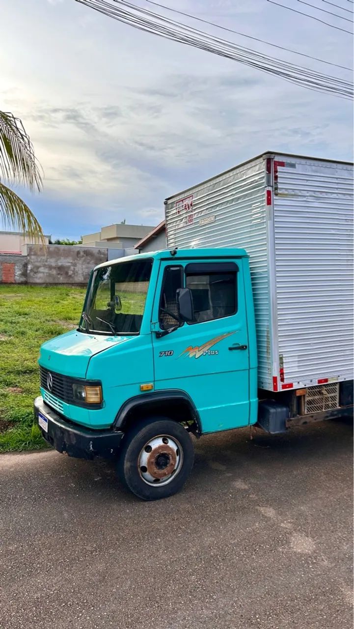Mercedes 710 Ano 2000 com Baú de 4,50mts