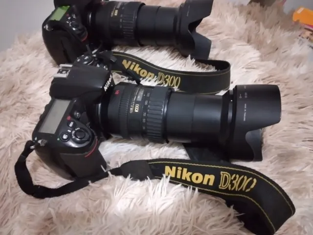 1 Nikon D300 com 1 lente Nikon 18-200 DX VR com 1 carregador e 2 baterias