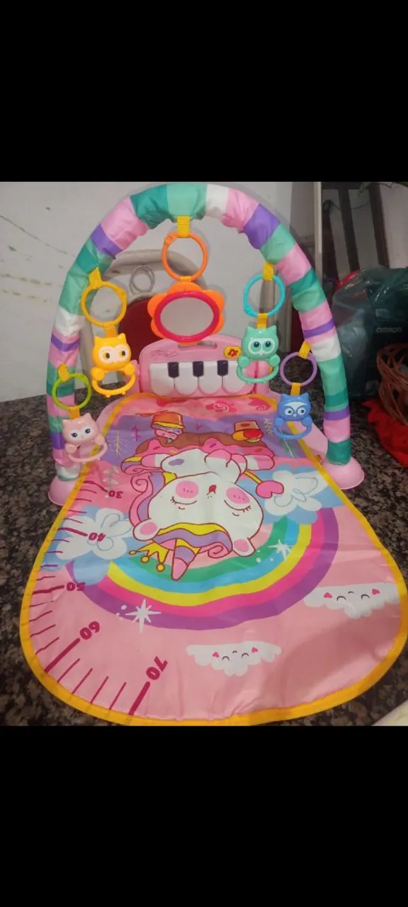 Tapete de atividades infantil com piano e brinquedos