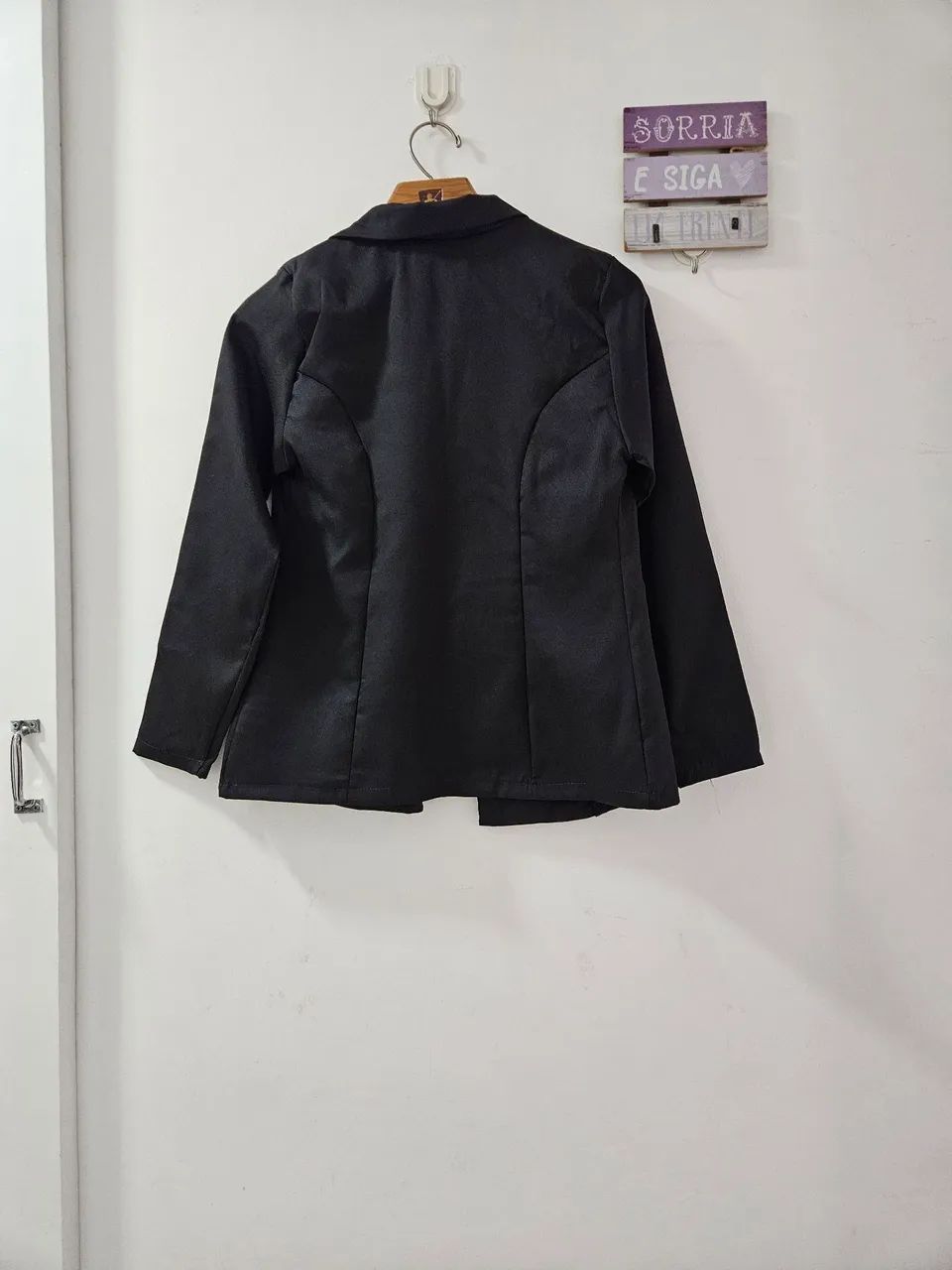 Blazer preto com botões dourados - Foto 3